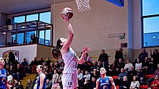 Hradecká Elika Hálová zakonuje na ko Levhartic Chomutov.