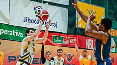 Domácí Petr �lechta st�ílí p�ed napjatou píseckou st�ída�kou, Ody Oguama z...