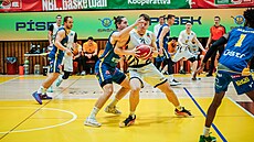 Ústecký Josef Poto�ek brání v akci píseckému Martinu Svobodovi.