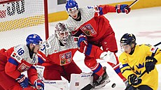 Matj Matalíský (18), branká Michael Hrabal a Adam Jiíek sledují práci s...