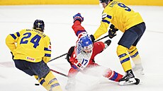 Theo Lindstein posílá k zemi Petra Sikoru.