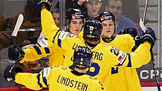 �védský tým slaví gól David Edströma (15) v utkání o bronz.