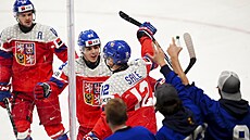 Miroslav Holinka (28) gratuluje Eduardu �alému ke gólu.