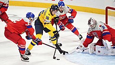 �eský branká� Michael Hrabal zasahuje proti akci Felixe Ungera Söruma.