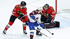 �eský branká� Petr Mrázek v akci proti Coloradu.