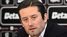 Sportovní editel Tomá Rosický na tiskové konferenci Sparty.