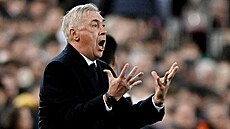 Natvaný Carlo Ancelotti bhem utkání Realu Madrid s Valencií.