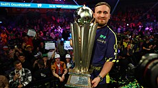 Luke Littler pózuje s trofejí pro vít�ze �ipka�ského mistrovství sv�ta.