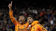 Kylian Mbappé (vlevo) a Jude Bellingham se radují po gólu proti Valencii.