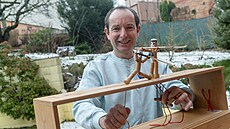 Petr Valla ze Zlína a stolní bojová hra Kenka Puppetgame. (leden 2025)