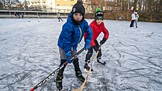 Zamrzlá Kudlovská p�ehrada v centru Zlína (leden 2025)