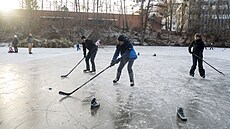 Zamrzlá Kudlovská p�ehrada v centru Zlína (leden 2025)