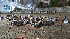 Zbytky pyrotechniky použité během novoročních oslav v Berlíně (1. ledna 2025)