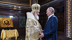 Ruský patriarcha Kirill po boku ruského prezidenta Vladimira Putina u...