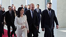 Nmecká ministryn zahranií Annalena Baerbocková a francouzský ministr...