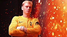 �eský fotbalový branká� Antonín Kinský pózuje s dresem anglického Tottenhamu,...