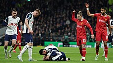 Fotbalisté Tottenhamu a Liverpoolu se sbíhají k Rodrigu Bentancurovi, který v...