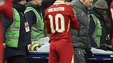 Záloníka Rodriga Bentancura z Tottenhamu odnáeli po kolapsu v utkání proti...