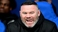 Bývalý skv�lý úto�ník a nyní trenér. Wayne Rooney na lavi�ce druholigového...