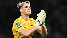 �eský branká� Antonín Kinský zdraví fanou�ky Tottenhamu p�ed svou premiérou v...