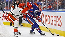 Radko Gudas za brankou kontroluje Connora McDavida.