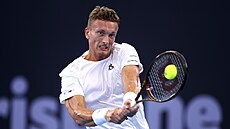 Jií Leheka hraje bekhend bhem semifinálového duelu v Brisbane.