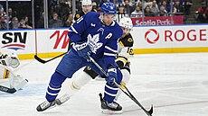 Pavel Zacha si hlídá Johna Tavarese.