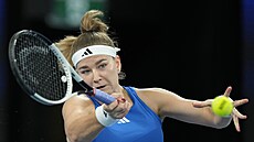 Karolína Muchová odehrává forhend v semifinále United Cupu.