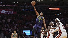 CJ McCollum zakon�uje osamocený pod ko�em.