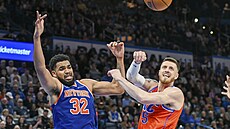 Isaiah Hartenstein a Karl-Anthony Towns se p�etla�ují o mí�.