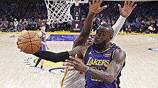 LeBron James zakonuje pod koem.