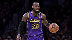 LeBron James zahajuje útok.