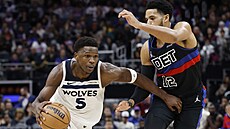 Anthony Edwards obchází Tobiase Harrise.