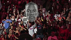 Fanou�ci Heat s portrétem Jimmyho Butlera.
