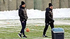 Zálo�ník Ewerton (vlevo) si dolé�uje zán�tlivé zran�ní, tak�e se p�ipravuje...