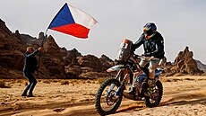 Fanynka mává eskou vlajkou kolem projídjícího Francouze Fabiena Domas.