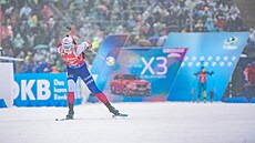 Lucie Charvátová krátce po startu sprintu v Oberhofu.