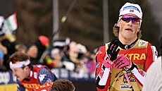 Johannes Klaebo se vydýchává v cíli výstupu na Alpe Cermis.