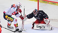 Branká� Hradce Stanislav �korvánek zasahuje.