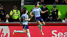 Mikel Merino (vpravo) slaví branku.