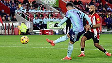 Gabriel Martinelli st�ílí branku.