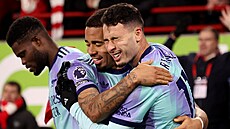 Gabriel Martinelli a Gabriel Jesus oslavují branku Arsenalu.