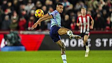 Gabriel Jesus sahá po mí�i.