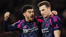 Nottinghamtí Chris Wood (vpravo) a Morgan Gibbs-White slaví druhou branku.
