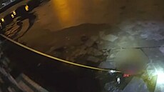 Mu�e z ledové vody tahali strá�níci a hasi�i za pomoci lana a zav�ené vesty.