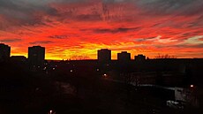 Na Nový rok vykouzlila obloha nádherný západ slunce. Takto vypadal v Praze na...