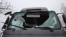 Hroziv� vypadající nehoda, p�i které kus ledu prolétl do kabiny nákla�áku z...