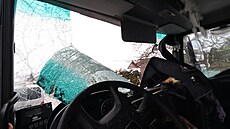 Hroziv� vypadající nehoda, p�i které kus ledu prolétl do kabiny nákla�áku z...