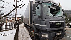 Hroziv� vypadající nehoda, p�i které kus ledu prolétl do kabiny nákla�áku z...