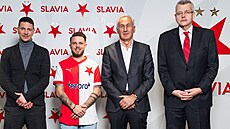 Reprezenta�ní úto�ník Vasil Ku�ej (druhý zleva), podepsal smlouvu se Slavií,...